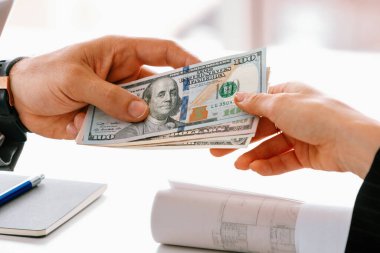 İşadamı başka bir iş adamına para gönderiyor. İşlem, ödeme, maaş ve bankacılık konsepti. uds