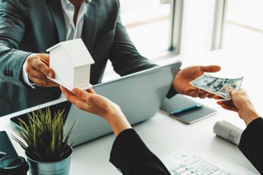 Ev satın alma konsepti. İş adamı ajan ev gönderiyor ve ev alıcısından para alıyor. Gayrimenkul ve gayrimenkul kavramı. uds