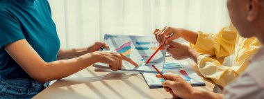 Şirket çalışanları birlikte çalışıyor, finansal veri raporları üzerine BI gösterge tablosunu analiz ediyor ve Panorama bayrağında ticari başarı için stratejik pazarlama planlıyor. Sinerjik