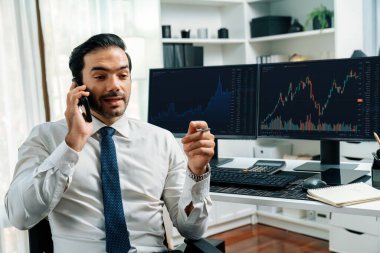 İki borsa yatırımıyla danışman ya da ortağı arayan tüccar işadamı, veri analizini yüksek kârlı dinamik teknoloji borsasına yatırım yapmak için karşılaştırdı. Tahmin et..