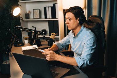 Akıllı yayıncının sunucu kanalı, canlı sosyal medyada canlı yayında konuşma programı ile birlikte modern stüdyoda, kayıt cihazıyla dinleyiciye senaryo okumaktadır. Bireysel.