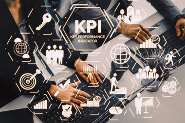 KPI İş Konsepti Performans Göstergesi - KPI yönetiminin pazarlanması için iş hedefi değerlendirmesinin sembollerini ve analitik numaralarını gösteren modern grafik arayüzü.