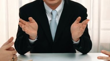 Avukat, hukuk bürosunda pazarlık yoluyla iş anlaşmazlığını çözmek için iki taraf arasında uzlaşma teklif ediyor. Yasal arabuluculuk ve çatışma çözme servisi. Ağır çekim. Katı.