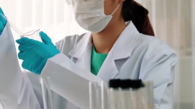 Laboratuvar araştırmacısı yeni bir ilaç geliştirir ya da tedavi eder. Laboratuvar tüpünde renkli kimyasal sıvı kullanır. Bilimsel veya kimya uzmanlığı ve laboratuvar ekipmanları ile sağlık hizmetlerinin teknolojik gelişimi. Katı.