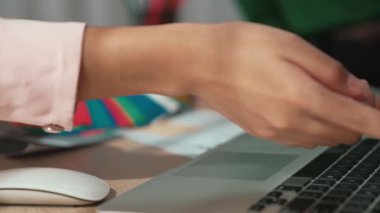 Grafik tasarımı için renk seçimi yapan ve beyin fırtınası yapan iki tasarımcının yavaş çekim çekimi ya da tasarım bürosunda kromatik danışmanlık hizmeti isteyen bir müşteri. Değiştirilmiş