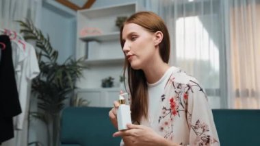 Kadın nüfuzlu kişi sosyal medya ya da blog için canlı yayın yapan video klip eleştirmeni Cilt Bakımı 'nı çekiyor. Kozmetik stüdyosu ışıklandırmalı mutlu genç kız çevrimiçi pazarlama oturumu yayını için..