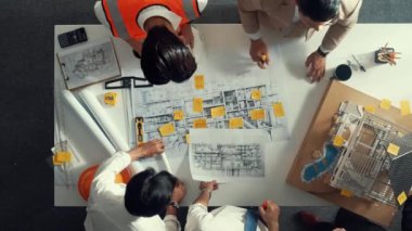 Becerikli mühendis takımının en düşük görünümü planla ev planı arasında karşılaştırılır. Mimar ya da tasarımcı grubunun hava görüşü ve planlar hakkında fikir alışverişinde bulunması. Hizalama.