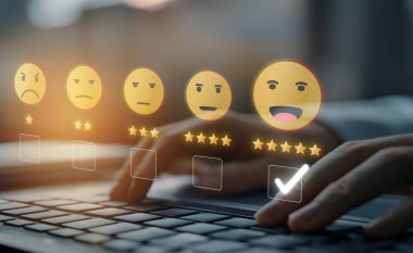 İş adamı müşteri memnuniyet değerlendirmesi verilerini analiz eder ve hizmet kalitesini artırmaya çalışır. Müşteri memnuniyeti ve sadakatini arttırmak için koz değerlendirmeleri. EIDE