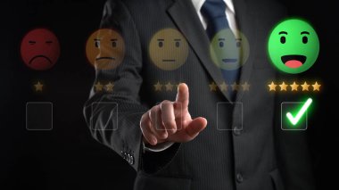 İş adamı müşteri memnuniyet değerlendirmesi verilerini analiz eder ve hizmet kalitesini artırmaya çalışır. Müşteri memnuniyeti ve sadakatini arttırmak için koz değerlendirmeleri. FaaS