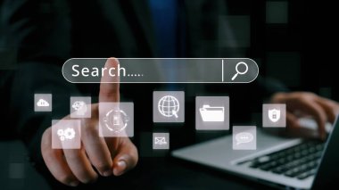 İş adamı, stratejik kararlar için değerli verileri çıkartarak arama motoru araştırması yapıyor. Kapsamlı araştırma ve SEO veri analizi için arama motorları kullanılıyor. Kullanıcı Kimliği