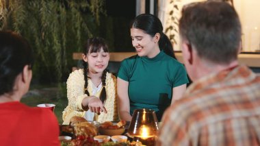 Aile tatilini kutlamak için toplanır. Ebeveynler, büyükanne ve büyükbabalar ve kız konuşmak ve akşam yemeği yemek için bir araya geldiler. Çok nesilli çapraz kuşak farklılıklarıyla zaman geçirmek için açık hava aktivitesi. Uyumsuzluk.