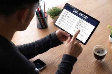 Dijital yasal sözleşme, gelecekteki iş anlaşmalarının imzalanması için gerekli koşulları ve şartları bilgisayar ekranında sunar.