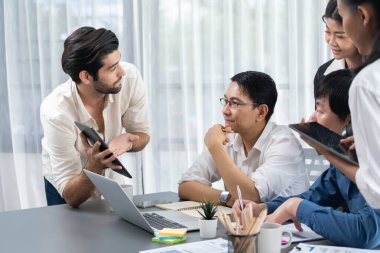 Veri analistleri ofis çalışanlarından oluşan bir ekip, mali, trend ve pazarlama verilerini analiz etmek için iş istihbaratı BI gösterge paneli üzerinde işbirliği yapmaktadır. BI yazılım kullanım sürücüsü iş başarısı. Tedbirli