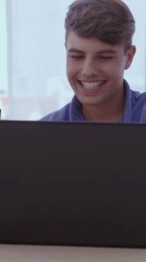 Yaratıcı iş adamları modern işyerindeki ofis masasında sohbet ediyorlar. Şirket uluslararası iş kavramı.