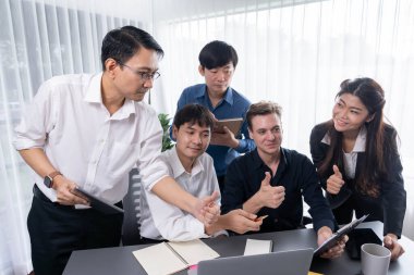 Bir grup farklı ofis çalışanı şirket ofis odasında stratejik iş pazarlama planlamasında birlikte çalışıyor. İş yeri konseptinde pozitif takım çalışması. Tedbirli