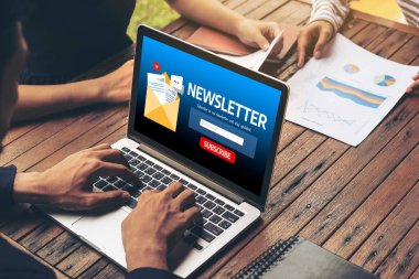 Müşterilerin abone olmak için bilgisayardaki haber belirleme sayfası Sugly Newsletter güncelleme bilgilerini aboneye aktarması