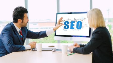 Model e-ticaret için SEO arama motoru optimizasyonu ve bilgisayar ekranında gösterilen çevrimiçi perakende işi