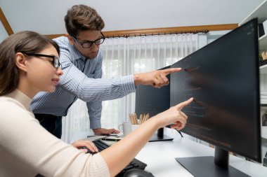 Takım becerisi geliştiricileri programı en yeni kodlama yaratıcı web sitesi planlama yazılım projesini iki bilgisayar ekranında düşünerek, ofiste tam yığın veri analizi ile karşılaştırıldığında. Varsayım.
