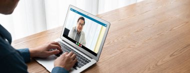 Hasta ile sanal görüşme için mod teletıp yazılım uygulaması tarafından çevrimiçi doktor görüntüsü çağrısı
