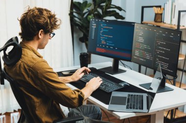 Bilgisayar ekranında çevrimiçi yazılım geliştirme kodlaması oluşturma konusunda stresli bir şekilde çalışan IT geliştiricisi, modern ofisteki web sitesi projesinde en son sürüm uygulaması için düşünme programı. Toplayıcı.