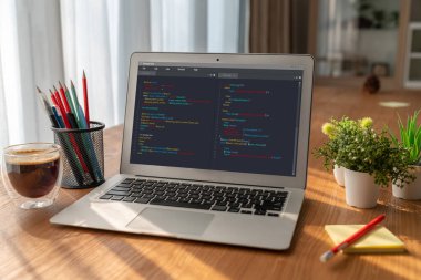 Model uygulama ve program kodlaması için bilgisayar ekranında yazılım geliştirme programlama