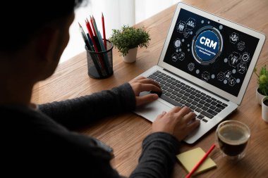 CRM işletme ve işletme için modern bilgisayarda müşteri ilişkileri yönetim sistemi
