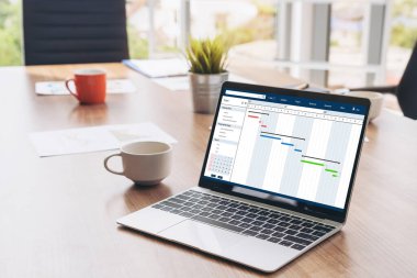 Ekip projesinin zaman çizelgesini gösteren bilgisayar ekranında, modern iş projesi yönetimi için proje planlama yazılımı