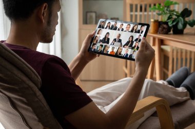 İş dünyasından iş adamlarının modern sanal grup toplantısı için video konferansındaki iş adamları