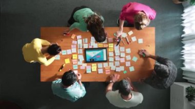 Tablet kablo prototipine bakarken, web tasarımı hakkında beyin fırtınası yapan ve planlayan programcıların tepeden tırnağa görüntüsü. Yetenekli müteahhit takımının dijital uygulamadan bahseden hava görüşü. Sempozyum.