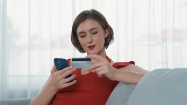 Kadın alışverişi ya da internet pazarında online ödeme modern yaşam tarzı için satış öğeleri arama ve prim siber güvenlik yazılımı tarafından korunan cüzdan çevrimiçi ödeme için kredi kartı kullanma