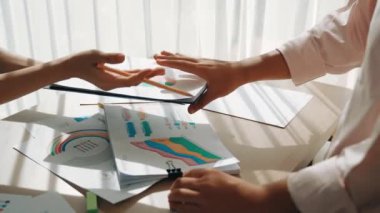 Başlangıç çalışanı birlikte çalışıyor, finansal veri raporundaki BI gösterge tablosunu analiz ediyor ama panorama videosundaki şirket yönüyle uyuşmadığı için stratejik pazarlama planlamasını reddediyor. Sinerjik