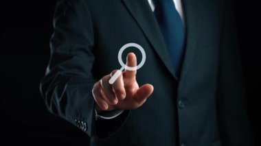 İş adamı, stratejik kararlar için değerli verileri çıkartarak arama motoru araştırması yapıyor. Kapsamlı araştırma ve SEO veri analizi için arama motorları kullanılıyor. Kullanıcı Kimliği