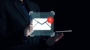 İş adamı e-posta kutusunu kontrol ediyor, daha iyi verimlilik için mesajları düzenliyor ve önceliklerini belirliyor. Etkili iletişim için akıllı e-posta teknikleri öğren. Kullanıcı Kimliği