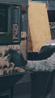 Kıdemli fabrika işçisi fabrika atölyesinde makine ekipmanının nasıl kullanılacağını öğretiyor. Endüstri ve mühendislik eğitimi kavramı .