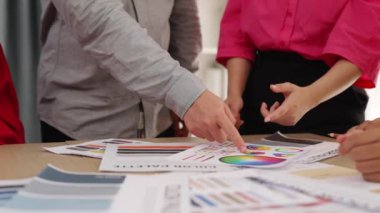 Grafik tasarımı için beyin fırtınası yapan ve renk seçimi yapan tasarımcı ekibinin yavaş çekim çekimi veya tasarım bürosunda krom danışmanlığı için danışmanlık isteyen bir müşteri. Değiştirilmiş