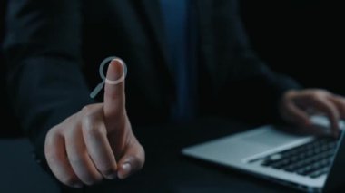 İş adamı, stratejik kararlar için değerli verileri çıkartarak arama motoru araştırması yapıyor. Kapsamlı araştırma ve SEO veri analizi için arama motorları kullanılıyor. Kullanıcı Kimliği