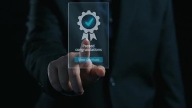 İş adamı ürün sertifikasını güvence altına alıyor ve önemli bir başarıyı simgeliyor. Ürün sertifikasını geçirerek kaliteye ve güvenilirliğe olan bağlılığını gösteriyor. Kullanıcı Kimliği