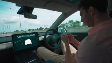 Sürücü ya da otonom araç sürücüsüz ve otomatik pilot modunda hız otoyolunda seyahat etmek, sürücünün rahatlayıp güvenliği tehlikeye atmadan akıllı telefona odaklanmasını sağlar. Titiz