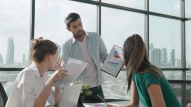Profesyonel iş adamı akıllı yatırımcılara finansal grafiğini sundu. İşletme ekibinin birlikte çalışması, beyin fırtınası yapması, fikir paylaşması...
