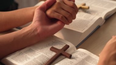 Hristiyan katolik takipçilerle dinsel bağlılık ve maneviyat duygusu doludur. Ağır çekimde Hıristiyan insanlar birlikte dua ederken el ele tutuşup grup duası yapıyorlar. Filizlenen