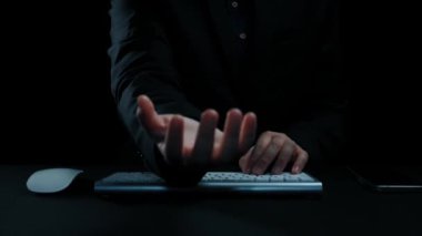 İş adamı siber güvenliğin özünü keşfeder. Siber koruma yöntemlerini, tehditleri derinlemesine araştır ve siber güvenlik duruşunu güçlendir. Siber güvenlik çağında UUID 'de gezinmek için gerekli