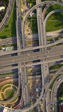 İHA ile alınan yoğun şehir trafiği ile karayolu kavşağının hava görüntüsü. Şehir otoyolu Bangkok 'un doğusundaki çevre yolunda, ulaşım ağında alındı..