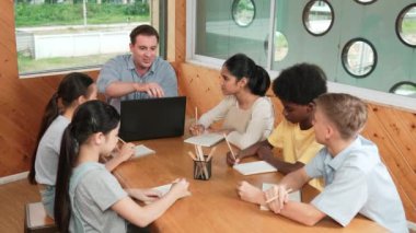 Kafkas öğretmeni ve zeki çocuk sınıfta proje hakkında tartışıyorlar. Mesleki eğitmen, çeşitli öğrenci dinleyen liseli çocuklara ödev verirken sınıf çalışmasından bahsediyor. Öğretim