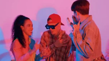 Break dansçı takımının modern stüdyoda pembe ışıkla dans etmesini kapatın. Çok kültürlü insanlar moda kıyafetleri giyerek hip hop müziğine geçiyorlar. Çılgın, komik bir ruh hali. Mutluluk.