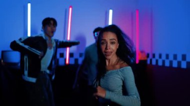 Kameranın önünde dans eden yetenekli break dansçı farklı arkadaşları pop ya da hip hop müziği dinlemek için arkada dans ediyor. Çekici performans ekibi kameraya doğru hareketli hareketler sergiliyor. Mutluluk.