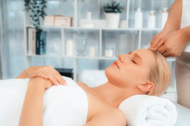 Kafkasyalı kadın stres önleyici kafa masajından ve lüks tatil beldesi ya da otel spa salonundaki modern ışık ortamında yüz güzelliği eğlencelerini şımartmaktan hoşlanıyor. Sessiz.