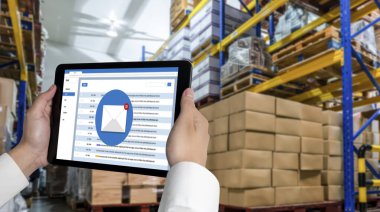 Bilgisayar ekranında rahatça görünen e-posta bildirim iletisi. Dijital pazarlama iletisi bilgi metni iş dünyasından müşteriye