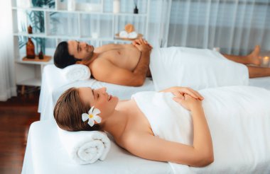 Kafkas çift müşterisi stres önleyici spa masajının keyfini çıkarıyor ve lüks otel veya oteldeki gündüz açık hava ortamında güzellik teniyle eğleniyor. Sessiz.