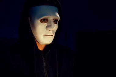 Beyaz suçlu anonim maskesi kodlama şifrelemesi yüklüyor. Programlama ile güvensiz mahremiyet sağlamaya çalışıyor. Bilgisayardan fidye için büyük bir veritabanı almaya çalışıyor. Bireysel.