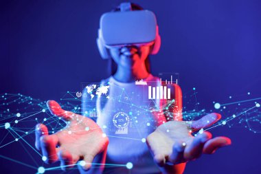 İş adamı, tahmin edilen büyük veri modellerinden gerçek zamanlı analizlere uzanan eğilimleri ve görüşleri ortaya çıkarmak için veri analizlerini derinlemesine inceleyerek, veri güdümlü kararların analitik endüstrileri nasıl ileri götürdüğünü öğrenir Faas